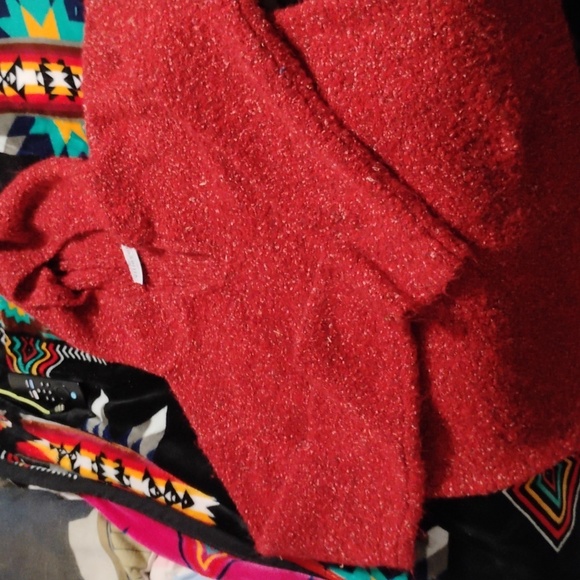 Villager hooded sweater in red with white and black threads. Size L - Picture 2 of 6